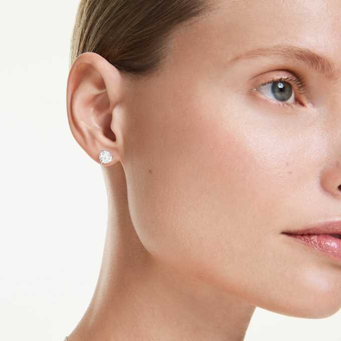 Pendientes de botón «Eternity» con diamantes cultivados en laboratorio, 2,0 quilates en total, forma redonda, oro blanco de 14K Pendientes de botón «Eternity» con diamantes cultivados en laboratorio, 2,0 quilates en total, forma redonda, oro blanco de 14K