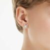 Pendientes de botón Symbolica con perla de cristal, pavé, herradura, blancos, chapados en tono oro rosa Pendientes de botón Symbolica con perla de cristal, pavé, herradura, blancos, chapados en tono oro rosa