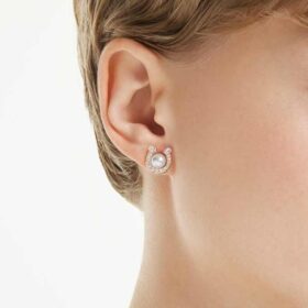Pendientes de botón Symbolica con perla de cristal, pavé, herradura, blancos, chapados en tono oro rosa
