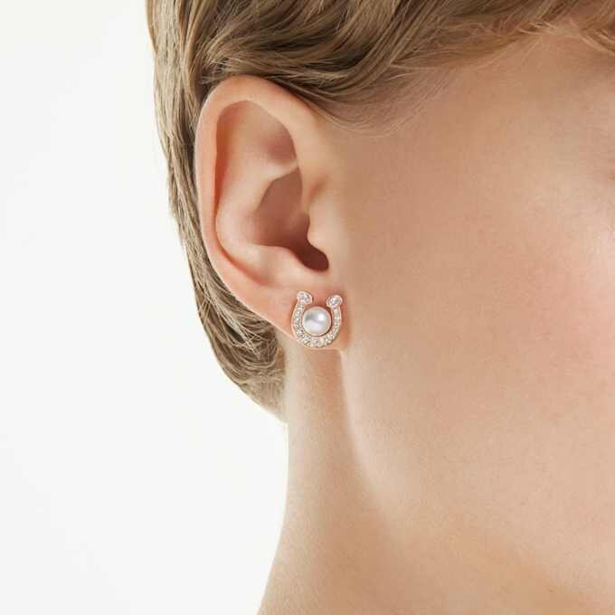 Pendientes de botón Symbolica con perla de cristal, pavé, herradura, blancos, chapados en tono oro rosa Pendientes de botón Symbolica con perla de cristal, pavé, herradura, blancos, chapados en tono oro rosa