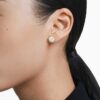 Pendientes de botón «Una Angelic» de corte redondo, tono dorado, chapados en tono dorado Pendientes de botón «Una Angelic» de corte redondo, tono dorado, chapados en tono dorado