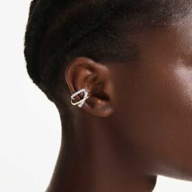 Pendientes tipo «ear cuff» Hyperbola con cortes variados, blancos, acabado en metales mixtos