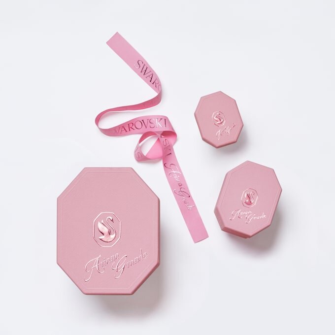 Gargantilla Ariana Grande x Swarovski con cortes variados, perlas de cristal, corazón, blanco, chapada en rodio Gargantilla Ariana Grande x Swarovski con cortes variados, perlas de cristal, corazón, blanco, chapada en rodio
