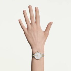 Reloj Cosmopolitan de fabricación suiza, pulsera metálica, tono plateado, acabado en metales combinados